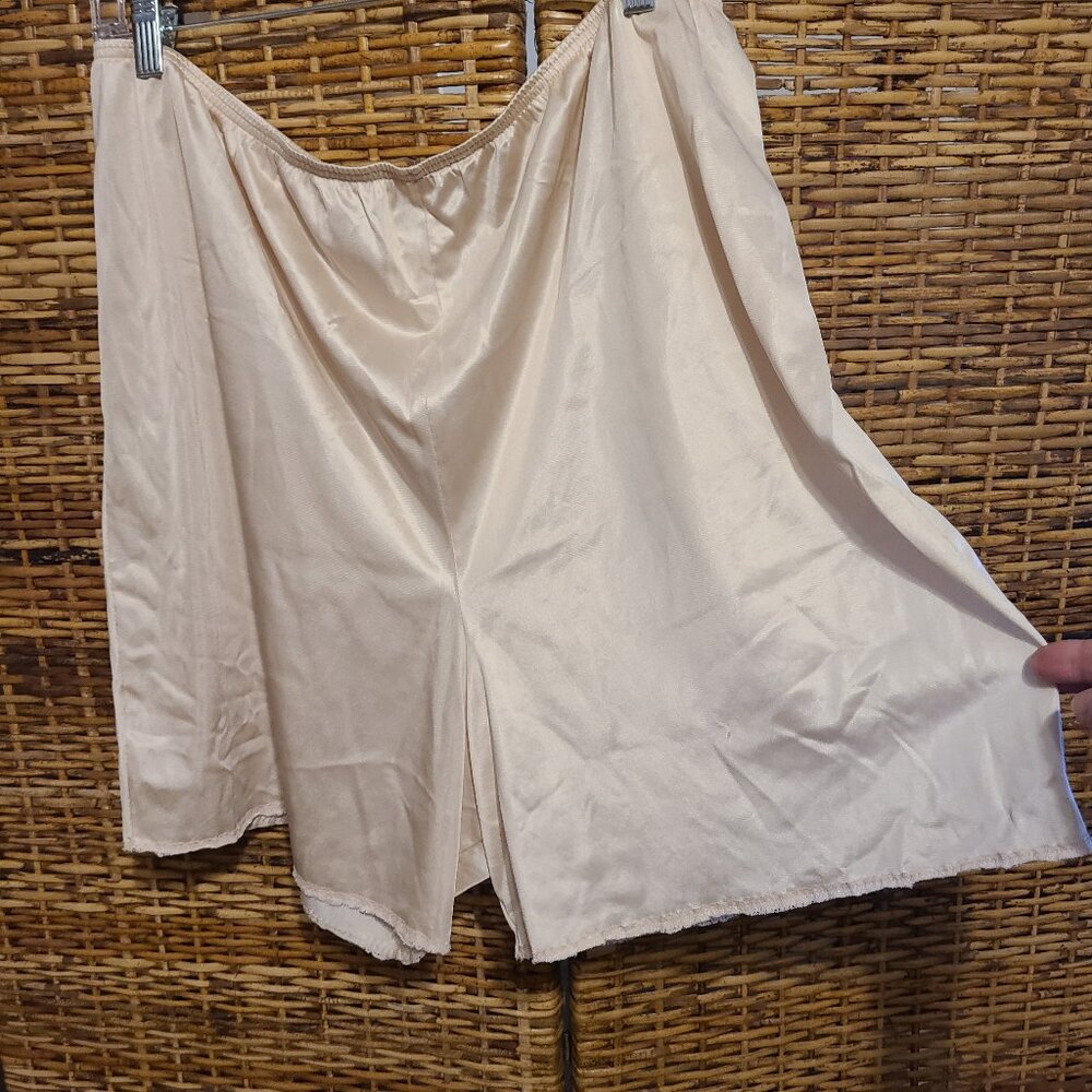 VTG Adonna Women's Pettipants Size 2X Beige Slip Shorts Nylon